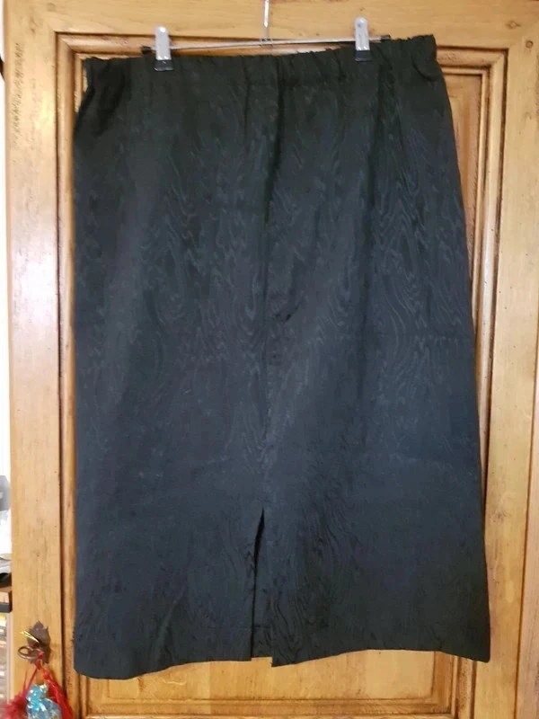 New black straight skirt with back slit – photo 3